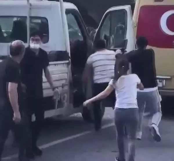 İstanbul'da baltalı sopalı yol verme kavgası! Dehşet anları saniye saniye kamerada İstanbul'da baltalı sopalı yol verme kavgası! Dehşet anları saniye saniye kamerada