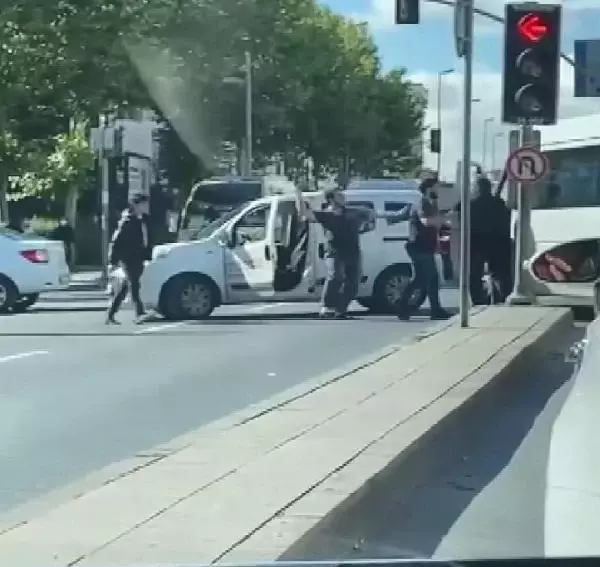 İstanbul'da baltalı sopalı yol verme kavgası! Dehşet anları saniye saniye kamerada İstanbul'da baltalı sopalı yol verme kavgası! Dehşet anları saniye saniye kamerada