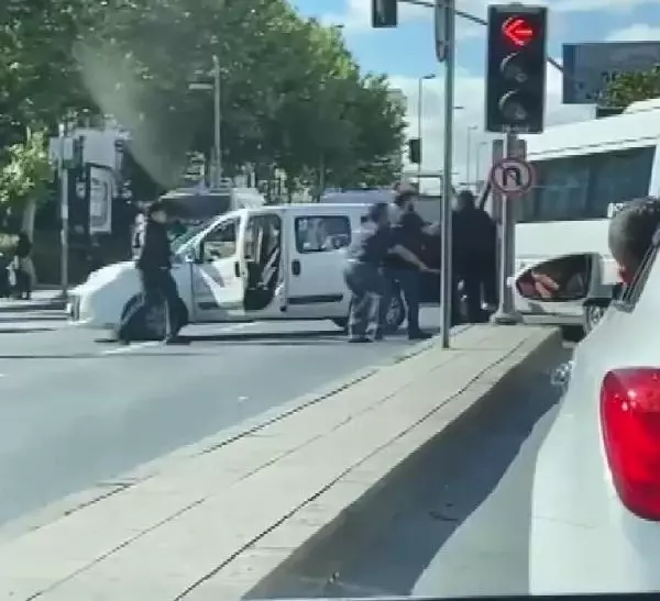 İstanbul'da baltalı sopalı yol verme kavgası! Dehşet anları saniye saniye kamerada İstanbul'da baltalı sopalı yol verme kavgası! Dehşet anları saniye saniye kamerada