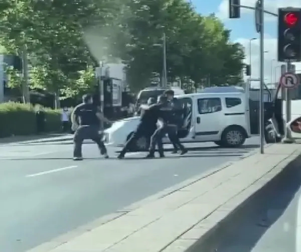 İstanbul'da baltalı sopalı yol verme kavgası! Dehşet anları saniye saniye kamerada İstanbul'da baltalı sopalı yol verme kavgası! Dehşet anları saniye saniye kamerada