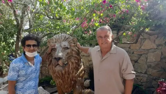 Fatih Terim, Galatasaray taraftarını yine mest etti! Evi için 2 aslan heykeli yaptırdı Fatih Terim, Galatasaray taraftarını yine mest etti! Evi için 2 aslan heykeli yaptırdı