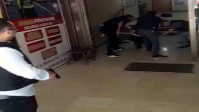 HDP binasına girerek bir kadını öldüren saldırganın yakalanma anı ortaya çıktı HDP binasına girerek bir kadını öldüren saldırganın yakalanma anı ortaya çıktı