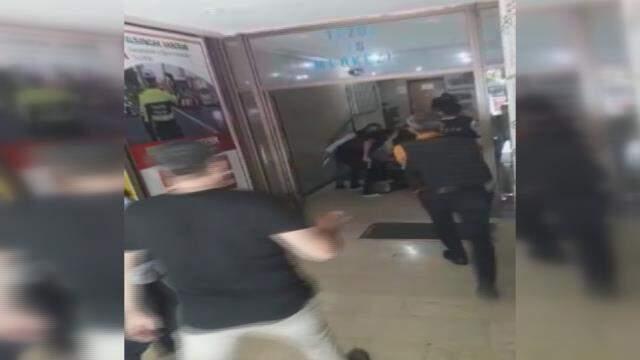 HDP binasına girerek bir kadını öldüren saldırganın yakalanma anı ortaya çıktı HDP binasına girerek bir kadını öldüren saldırganın yakalanma anı ortaya çıktı