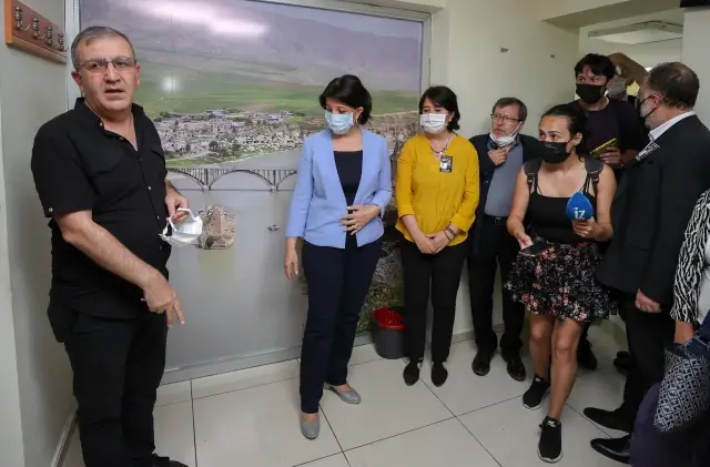 HDP Eş Genel Başkanı Buldan, silahlı saldırının gerçekleştiği partisinin İzmir İl Başkanlığında inceleme yaptı HDP Eş Genel Başkanı Buldan, silahlı saldırının gerçekleştiği partisinin İzmir İl Başkanlığında inceleme yaptı