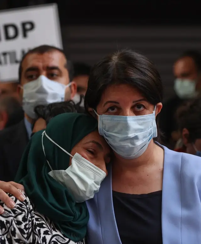 HDP Eş Genel Başkanı Buldan, silahlı saldırının gerçekleştiği partisinin İzmir İl Başkanlığında inceleme yaptı