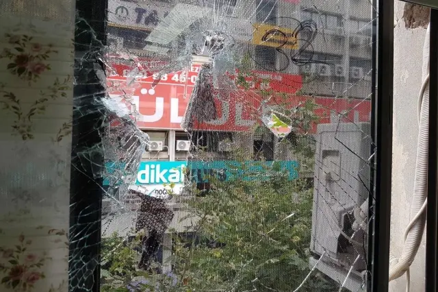 HDP İzmir il binasında 1 kişiyi öldüren saldırganın binaya giriş anları kamerada