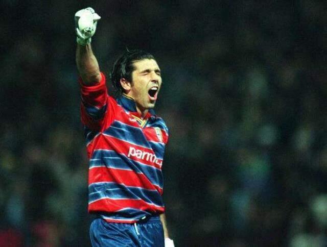 Herkes gitti o kaldı! 43 yaşında Parma'ya imza atan Buffon, 'Superman' videosuyla tanıtıldı Herkes gitti o kaldı! 43 yaşında Parma'ya imza atan Buffon, 'Superman' videosuyla tanıtıldı