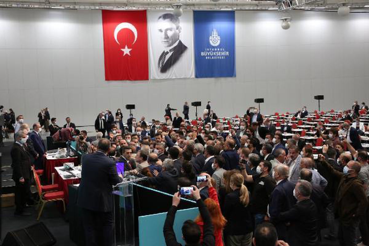 İBB Meclisinde gerginlik