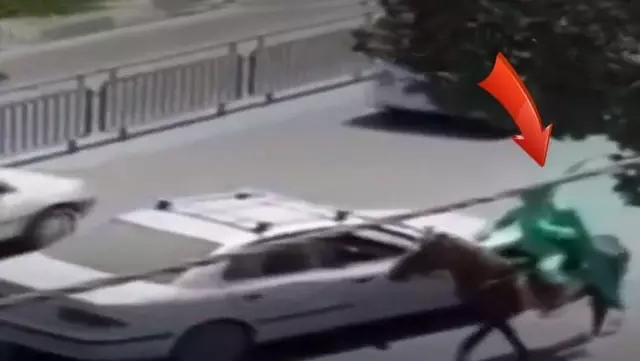 İran'da 'sahte mehdi' paniği! Elinde kılıçla at üzerinde ortalığı birbirine kattı İran'da 'sahte mehdi' paniği! Elinde kılıçla at üzerinde ortalığı birbirine kattı