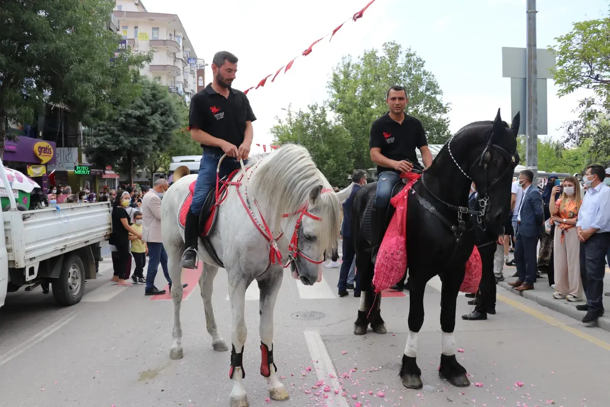 Gül korteji düzenlendi