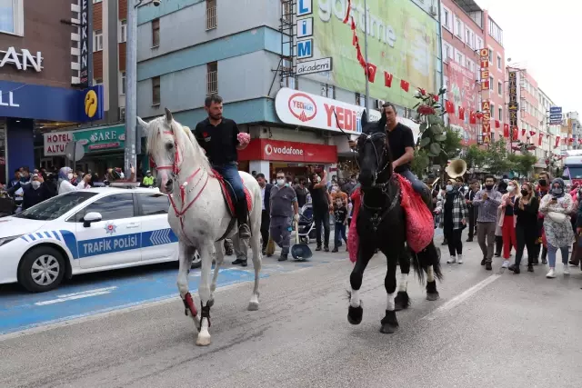 Gül korteji düzenlendi