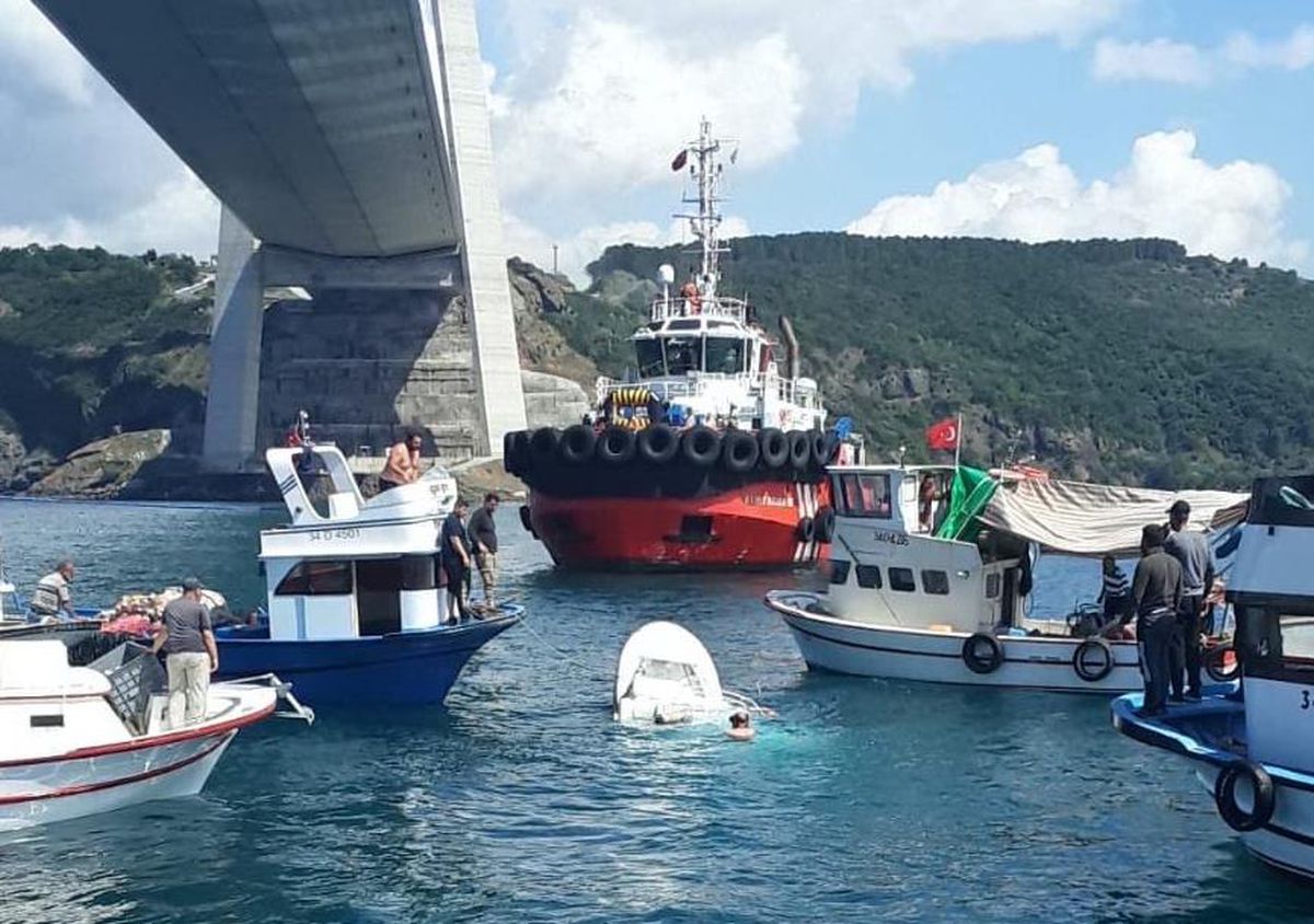 İstanbul Boğazı'nda gemi ile balıkçı teknesi çarpıştı
