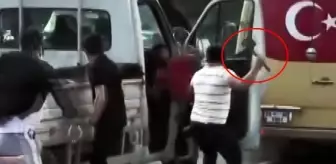 Darbe: İstanbul'da baltalı sopalı yol verme kavgası! Dehşet anları saniye saniye kamerada Darbe: İstanbul'da baltalı sopalı yol verme kavgası! Dehşet anları saniye saniye kamerada
