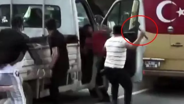 İstanbul'da baltalı sopalı yol verme kavgası! Dehşet anları saniye saniye kamerada İstanbul'da baltalı sopalı yol verme kavgası! Dehşet anları saniye saniye kamerada