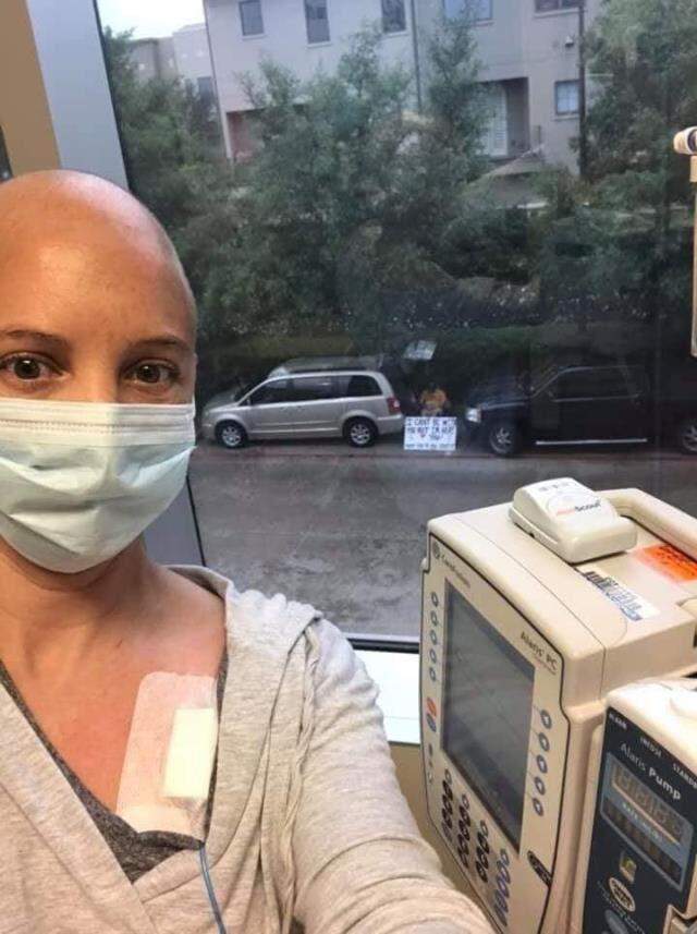 İşte gerçek sevgi! Her gün kanser hastası sevgilisinin kaldığı hastane önünde kamp kuruyor İşte gerçek sevgi! Her gün kanser hastası sevgilisinin kaldığı hastane önünde kamp kuruyor
