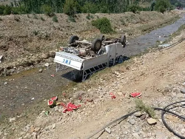 Kamyonet su kanalına düştü: Aynı aileden 5 yaralı Kamyonet su kanalına düştü: Aynı aileden 5 yaralı