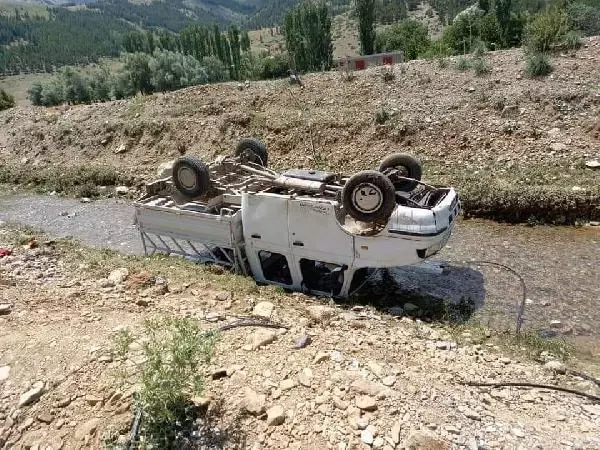 Kamyonet su kanalına düştü: Aynı aileden 5 yaralı