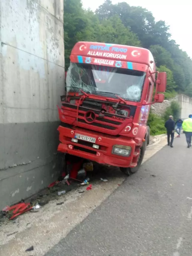Son dakika haberi | Kontrolden çıkan tır istinat duvara çarparak durabildi; kazada 1 kişi yaralandı
