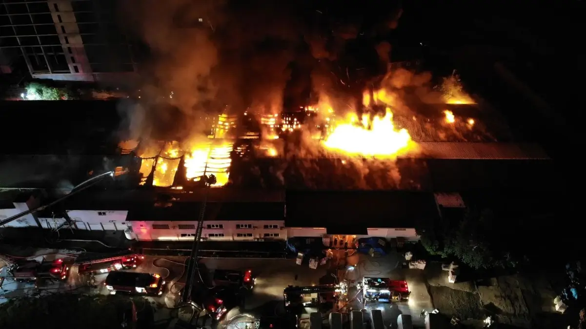 Küçükçekmece'de kağıt fabrikasındaki yangın devam ediyor