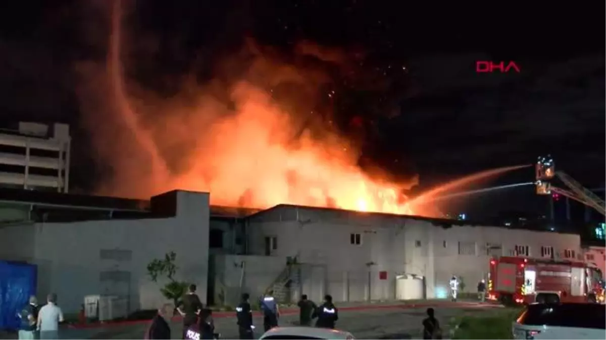 KÜÇÜKÇEKMECE'DE KAĞIT VE AMBALAJ FABRİKASI ALEV ALEV YANIYOR(1)