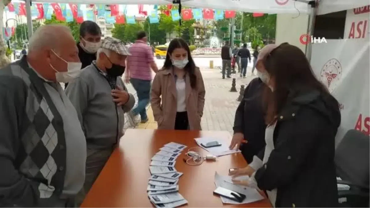 Kütahya'da aşı randevu standı açıldı