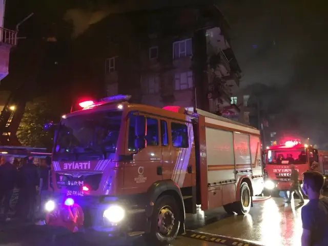 Bir daire ve çatıda çıkan yangın hasara neden oldu