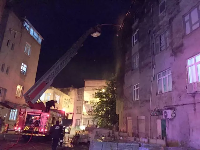 Bir daire ve çatıda çıkan yangın hasara neden oldu