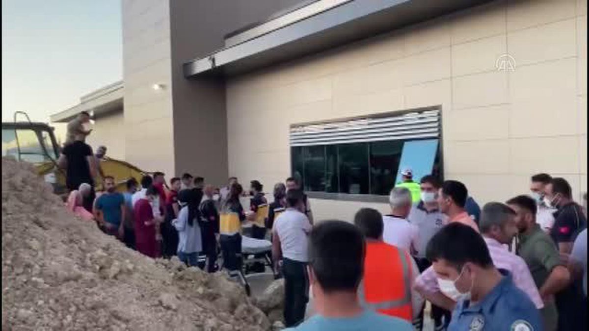 ŞANLIURFA - Kayan toprağın altında kalan 2 işçi kurtarıldı