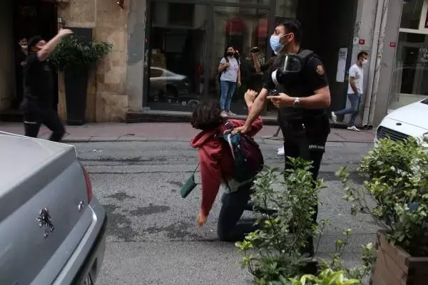 HDP'ye yönelik saldırının protesto edildiği gösteride arbede çıktı HDP'ye yönelik saldırının protesto edildiği gösteride arbede çıktı