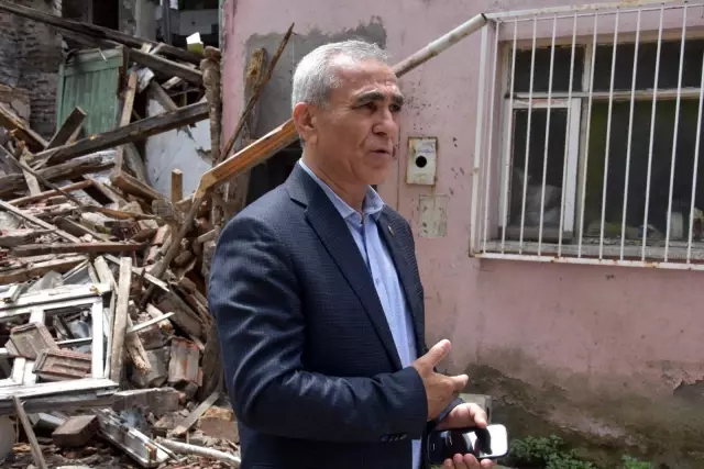 Tarihi bina ayakta duramadı