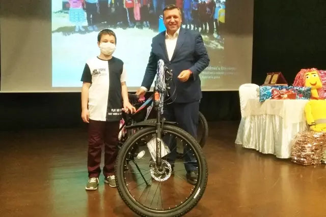 Vezirköprü'de bir yılda yaklaşık 2 ton atık yağ toplayan öğrenciler ödüllendirildi Vezirköprü'de bir yılda yaklaşık 2 ton atık yağ toplayan öğrenciler ödüllendirildi