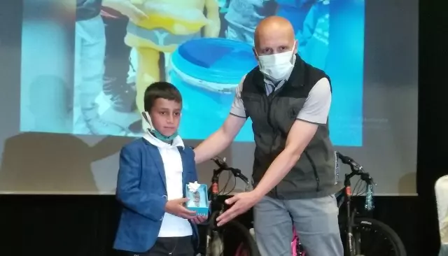 Vezirköprü'de bir yılda yaklaşık 2 ton atık yağ toplayan öğrenciler ödüllendirildi