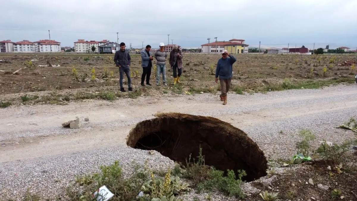 Yol ortasında oluşan 2,5 metre yarı çapındaki göçük korkuttu