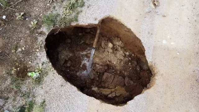 Yol ortasında oluşan 2,5 metre yarı çapındaki göçük korkuttu Yol ortasında oluşan 2,5 metre yarı çapındaki göçük korkuttu
