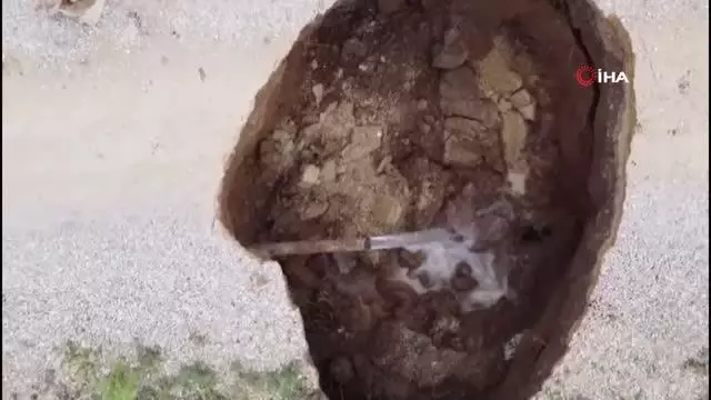 Yol ortasında oluşan 2,5 metre yarı çapındaki göçük korkuttu