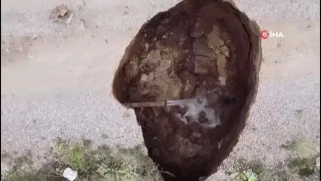 Yol ortasında oluşan 2,5 metre yarı çapındaki göçük korkuttu