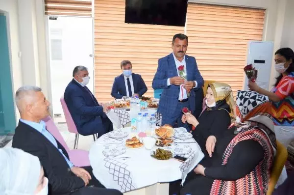AKSARAY'DA YUHALANDIĞI İDDİA EDİLEN OTİZMLİ AİLELERLE MUHTARI VALİ BARIŞTIRDI AKSARAY'DA YUHALANDIĞI İDDİA EDİLEN OTİZMLİ AİLELERLE MUHTARI VALİ BARIŞTIRDI