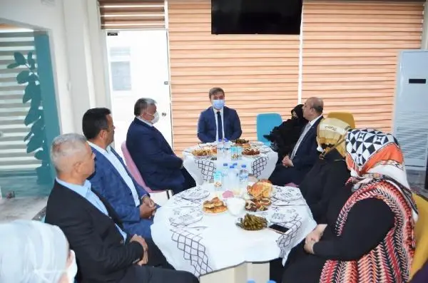 AKSARAY'DA YUHALANDIĞI İDDİA EDİLEN OTİZMLİ AİLELERLE MUHTARI VALİ BARIŞTIRDI