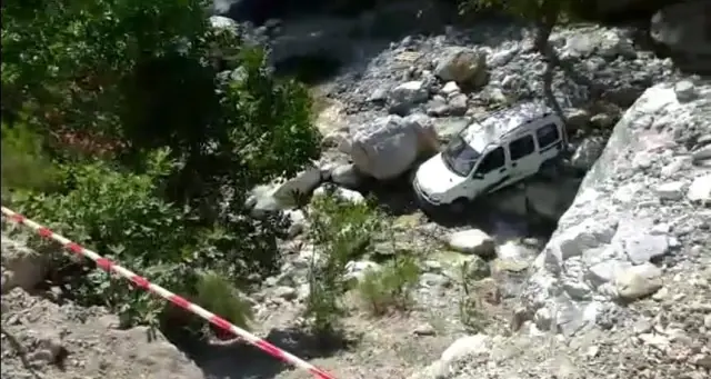 Alanya'da hafif ticari araç uçuruma devrildi: 1 ölü, 1 yaralı