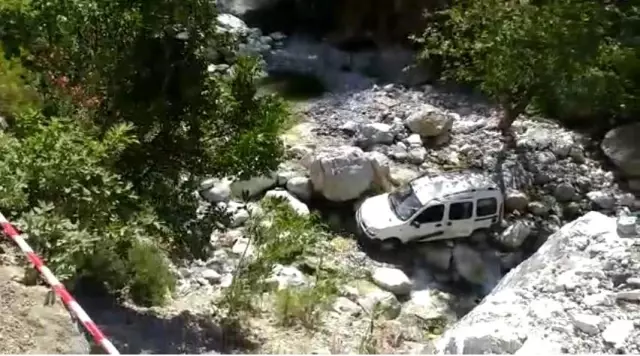 Alanya'da hafif ticari araç uçuruma devrildi: 1 ölü, 1 yaralı