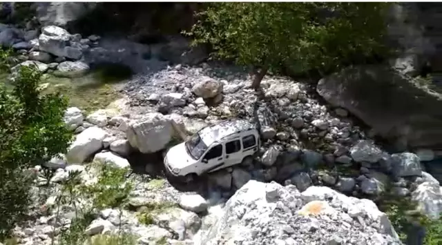 Alanya'da hafif ticari araç uçuruma devrildi: 1 ölü, 1 yaralı