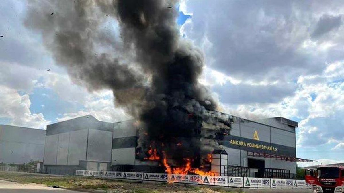 Ankara'da fabrika yangını! Gökyüzünü dumanlar kapladı