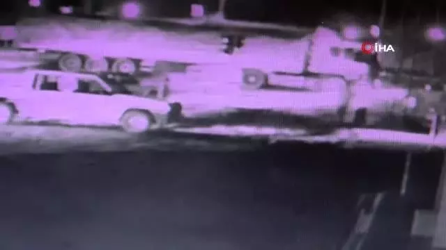 Son dakika haber: Antalya'da feci kaza...Tır kamyoneti böyle sürükledi: 3 yaralı