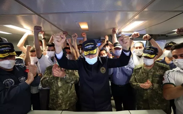 Atmaca füzesinin isabetli vuruşunda harekat merkezinde büyük coşku yaşandı Atmaca füzesinin isabetli vuruşunda harekat merkezinde büyük coşku yaşandı