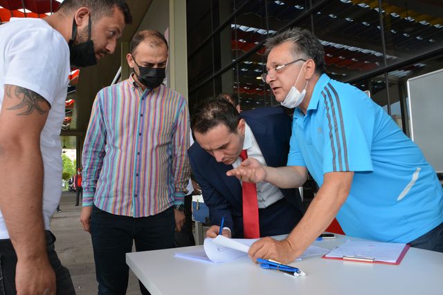 BALIKESİR - Balıkesirspor'da olağanüstü kongreye 1145 üyeden sadece 19'u gelince kongre ertelendi