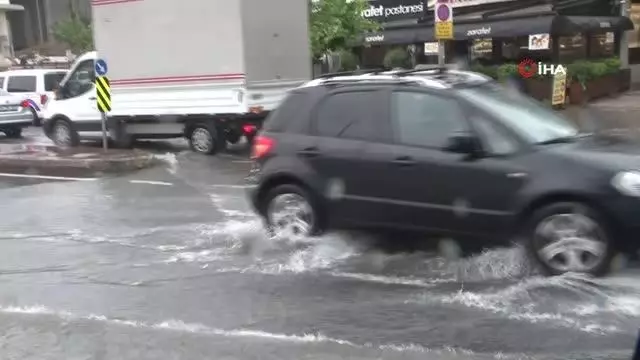Beyoğlu'nda caddeler sular altında kaldı, sürücüler zor anlar yaşadı Beyoğlu'nda caddeler sular altında kaldı, sürücüler zor anlar yaşadı