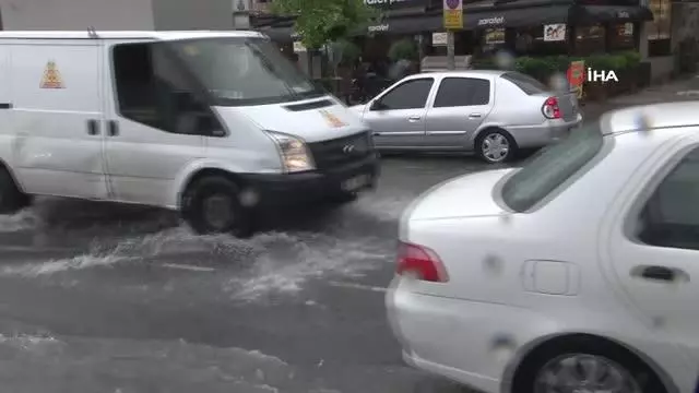 Beyoğlu'nda caddeler sular altında kaldı, sürücüler zor anlar yaşadı