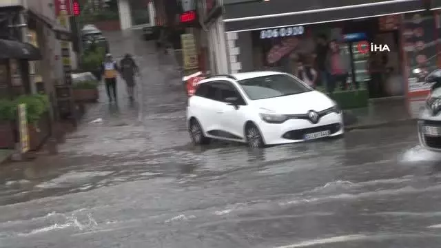 Beyoğlu'nda caddeler sular altında kaldı, sürücüler zor anlar yaşadı