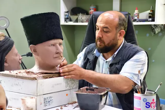 Çorum'dan dünyaya yaptıkları bal mumu heykellerle açılıyorlar Çorum'dan dünyaya yaptıkları bal mumu heykellerle açılıyorlar