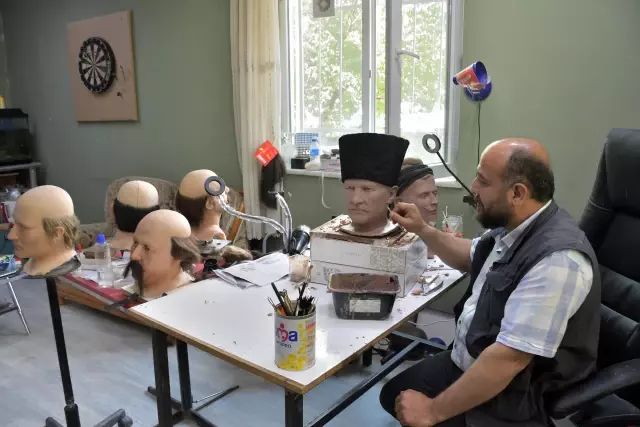 Çorum'dan dünyaya yaptıkları bal mumu heykellerle açılıyorlar Çorum'dan dünyaya yaptıkları bal mumu heykellerle açılıyorlar